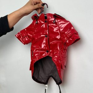 بارانی سگ قرمز ورنی کلاهدار