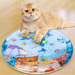 واتر مت گربه در حال بازی